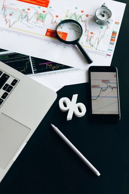 Des lettres de Scrabble formant SEO Audit sur une surface en bois, illustrant les stratégies de marketing numérique.