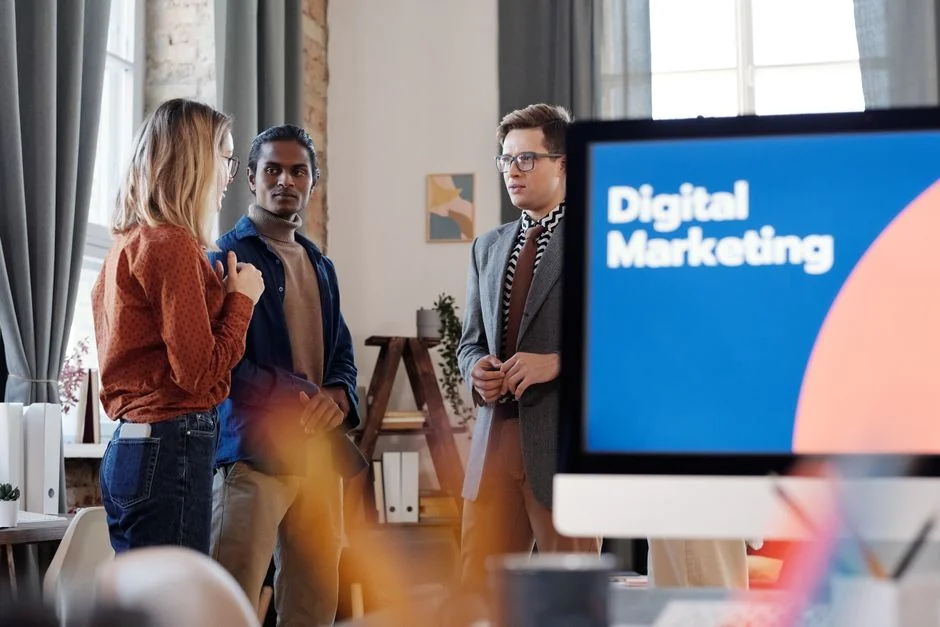 Gros plan sur une main tenant un smartphone affichant une recherche Google à l'écran.
